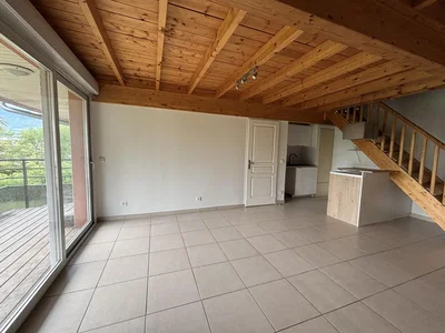 Soggiorno; pavimento in piastrelle, travi in legno, luce naturale, vista