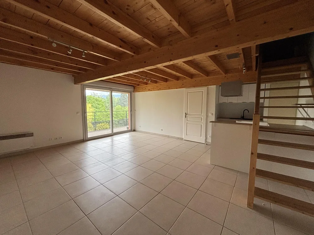 Soggiorno; pavimento in piastrelle, travi in legno, luce naturale, vista