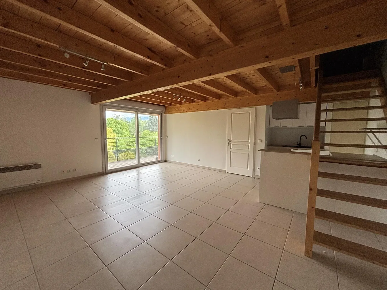 Soggiorno; pavimento in piastrelle, travi in legno, luce naturale, vista