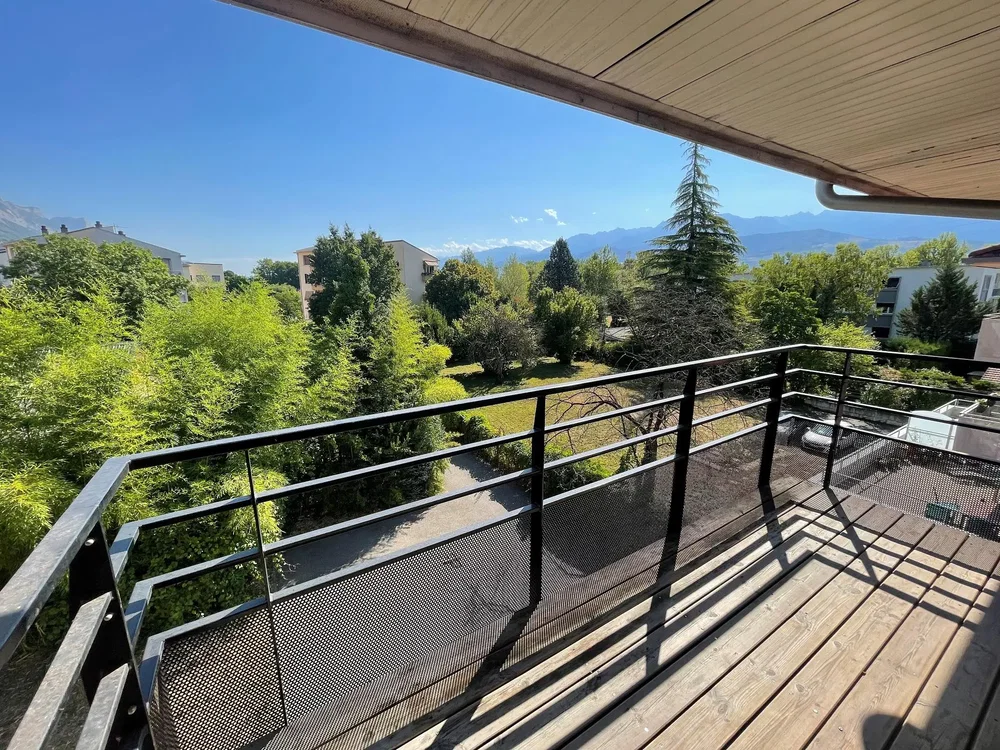 Balcone; vista, pavimento in legno, luce naturale