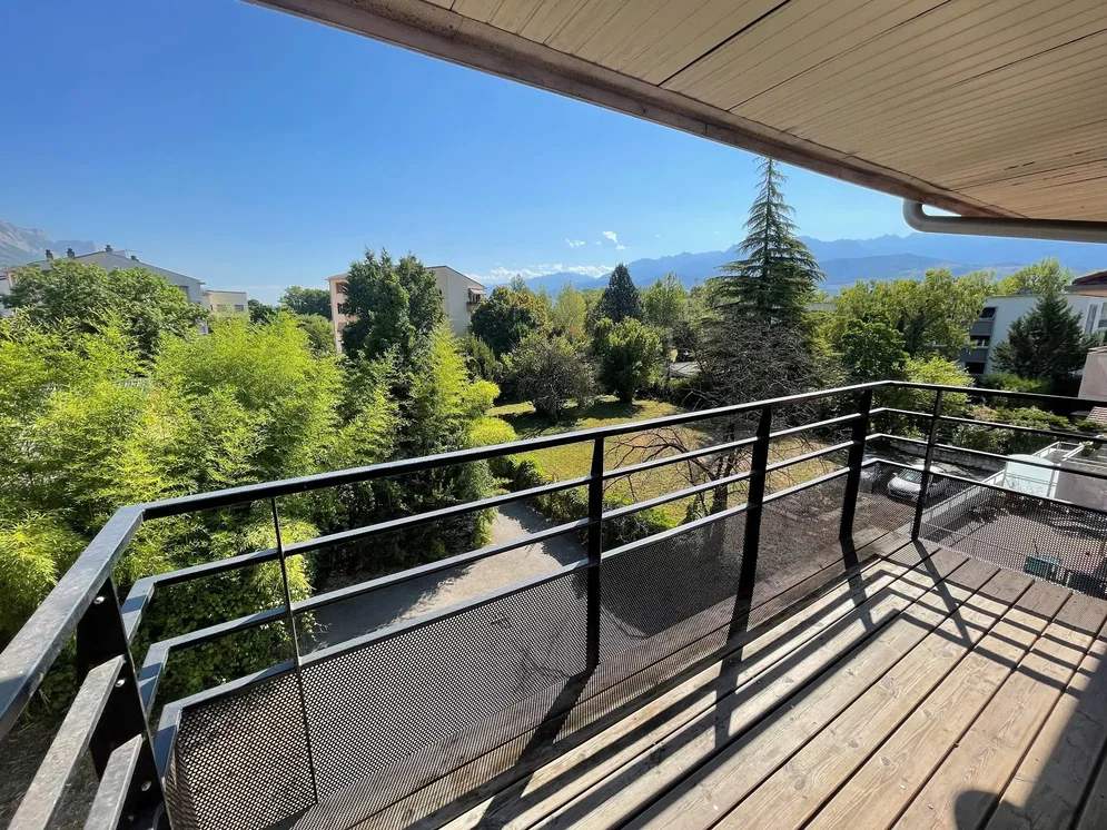 Balcone; vista, pavimento in legno, luce naturale