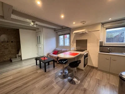 Cuisine; électroménager, carrelage, lumière naturelle, style moderne