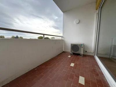 Balcone; pavimento in piastrelle, vista, luce naturale