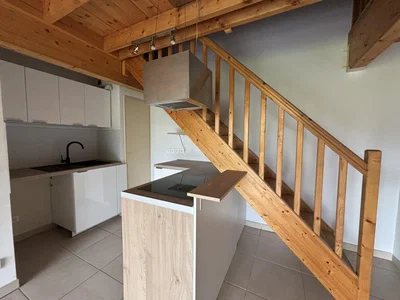 Cucina; travi in legno, pavimento in piastrelle, pavimento in legno, luce naturale, ristrutturato