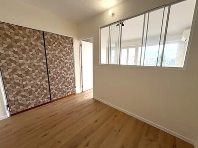 Camera da letto; pavimento in legno, luce naturale
