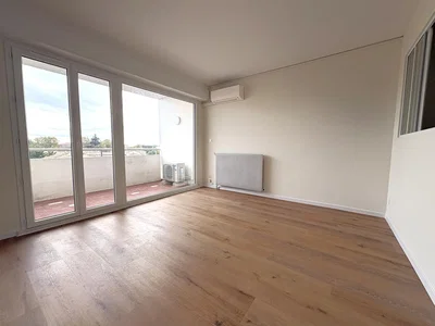 Soggiorno; pavimento in legno, luce naturale, vista