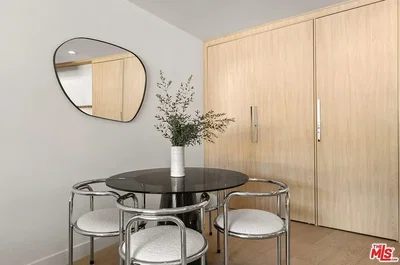 Obývací pokoj; dřevěná podlaha, přirozené světlo, moderní styl