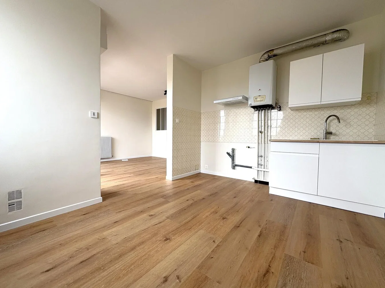 Cucina; pavimento in legno, luce naturale, ristrutturato