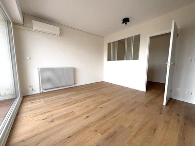 Camera da letto; pavimento in legno, luce naturale