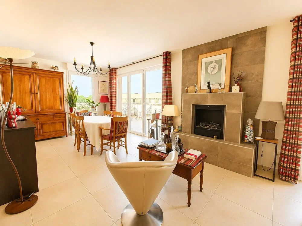 Salón; chimenea, suelo de madera, suelo de baldosas, luz natural, estilo moderno