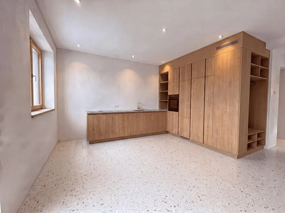 Keuken; keukenapparatuur, natuurlijk licht, gerenoveerd, houten vloer