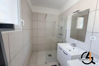 Kupaonica; pločice, renoviran, prirodno svjetlo