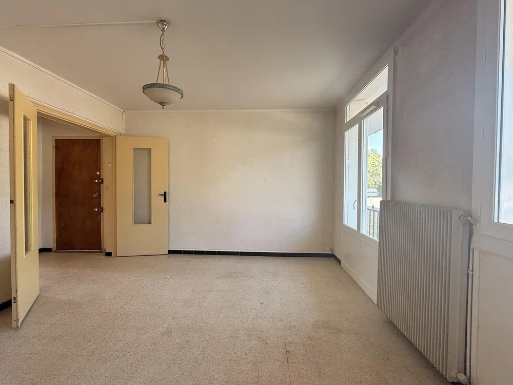 Sonstiges; tageslicht, renovierungsbedürftig, fliesenboden
