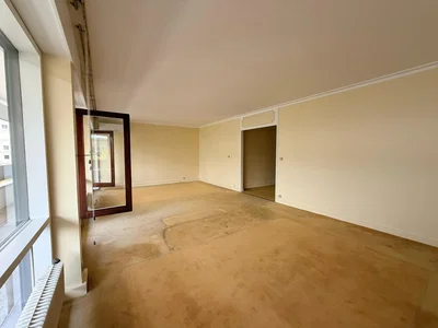 Schlafzimmer; tageslicht, renovierungsbedürftig