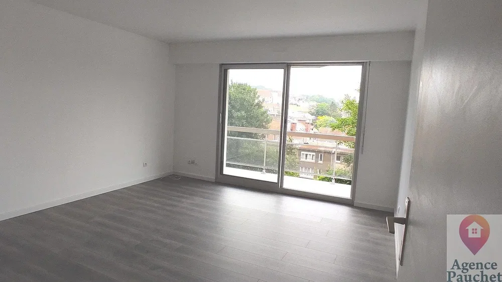 Salon; lumière naturelle, parquet, vue