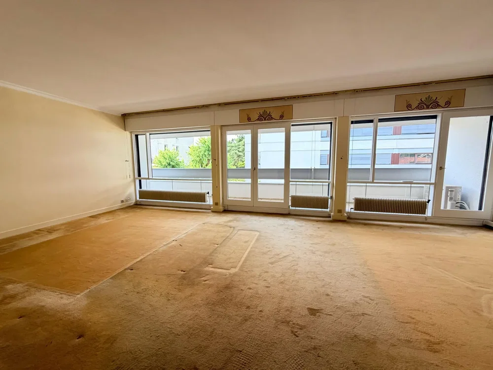 Wohnzimmer; renovierungsbedürftig, tageslicht