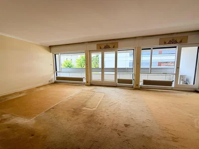 Wohnzimmer; renovierungsbedürftig, tageslicht