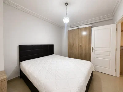 Slaapkamer; tegelvloer, natuurlijk licht