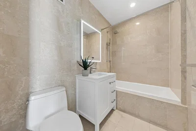 Salle de bain; carrelage, rénové, lumière naturelle