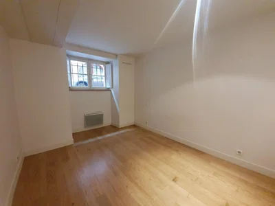 Slaapkamer; houten vloer, natuurlijk licht