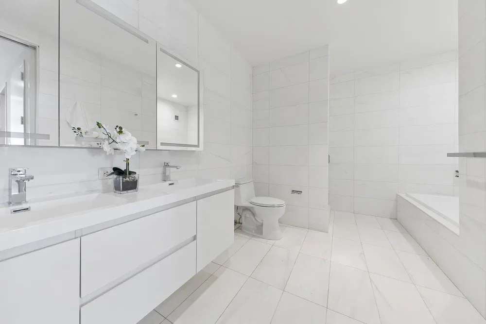Salle de bain; carrelage, rénové, lumière naturelle