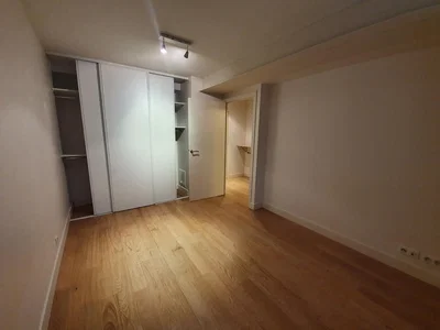 Slaapkamer; houten vloer, natuurlijk licht