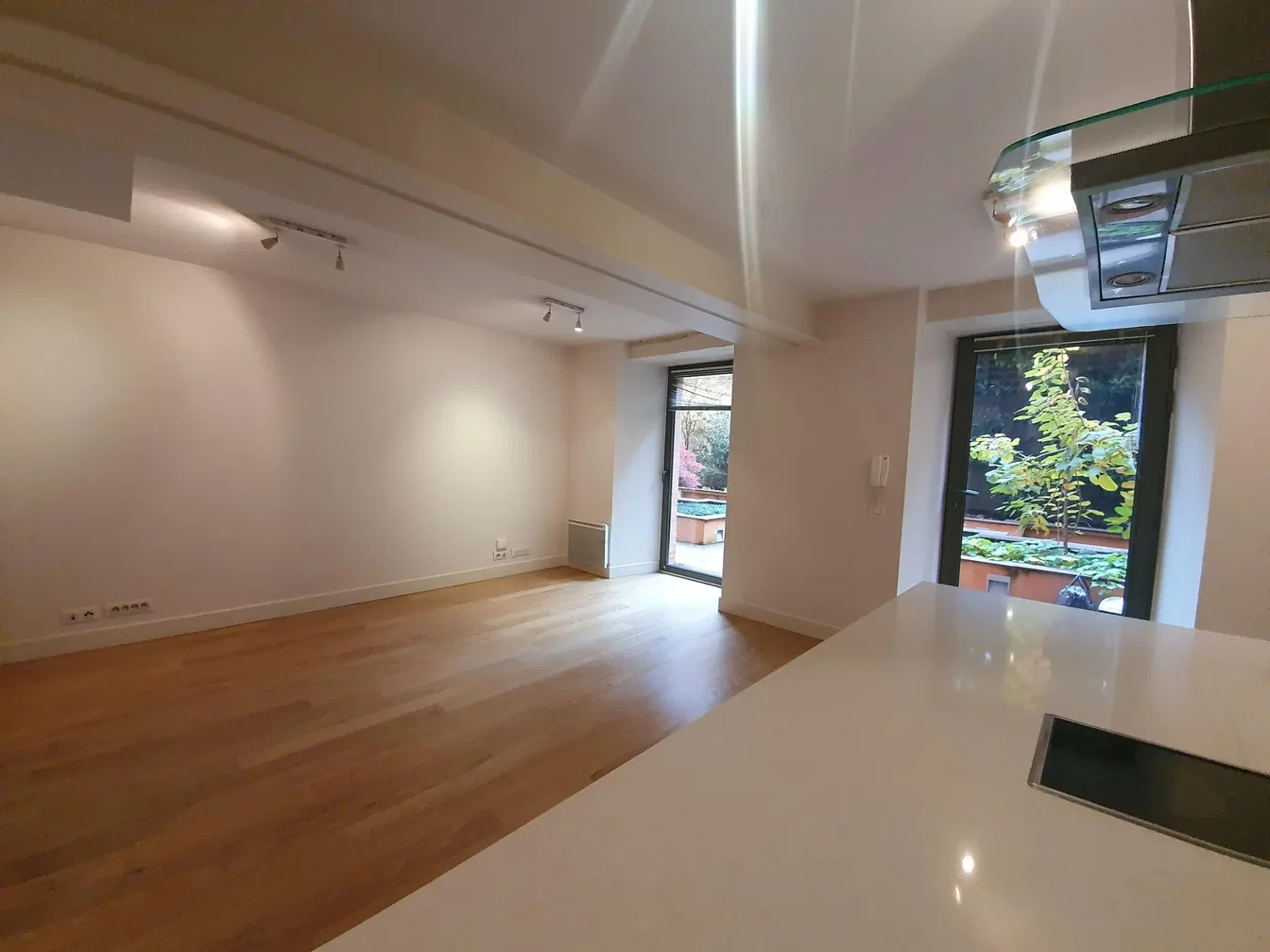 Keuken; houten vloer, natuurlijk licht, renovatie nodig