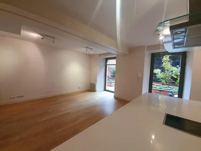 Keuken; houten vloer, natuurlijk licht, renovatie nodig