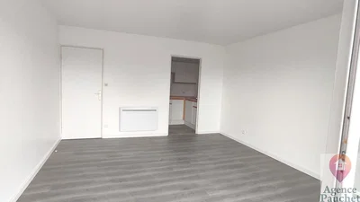Salon; carrelage, lumière naturelle