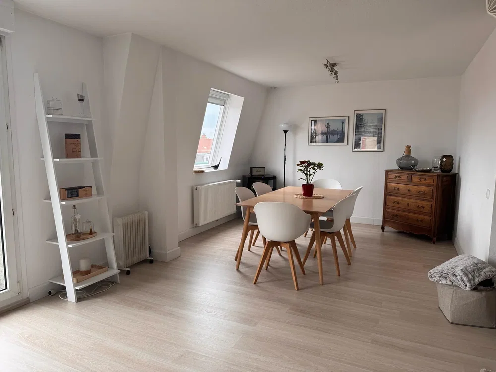 Dnevna soba; drveni pod, prirodno svjetlo, moderni stil