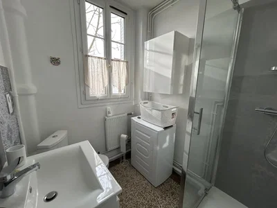 Badezimmer; fliesenboden, tageslicht