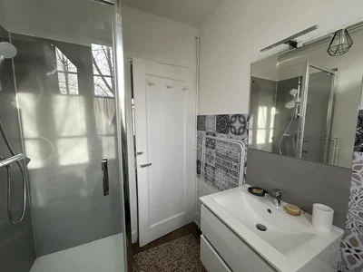 Badezimmer; fliesenboden, tageslicht