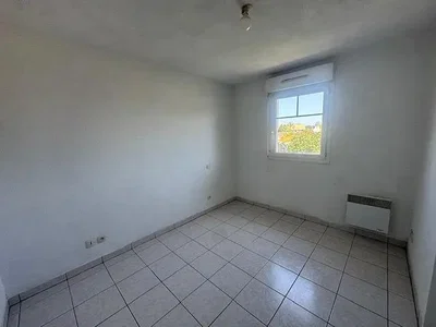 Inne; podłoga z płytek, światło dzienne
