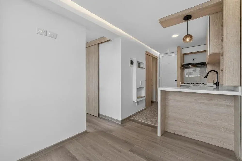Cocina; electrodomésticos, suelo de madera, luz natural, estilo moderno, renovado