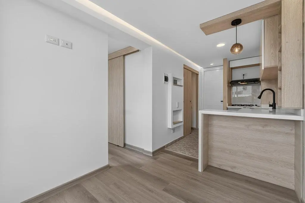Cocina; electrodomésticos, suelo de madera, luz natural, estilo moderno, renovado