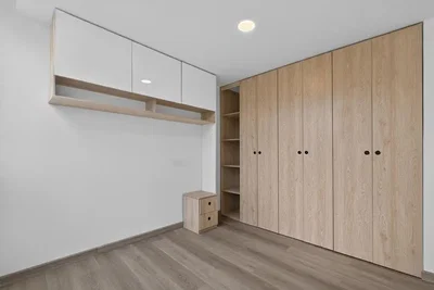 Dormitorio; suelo de madera, renovado, luz natural
