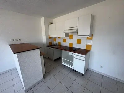 Kuchnia; podłoga z płytek, sprzęt kuchenny