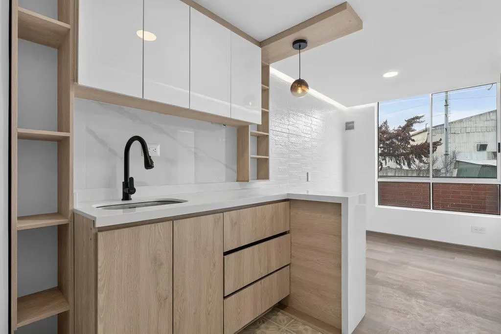 Cocina; electrodomésticos, luz natural, estilo moderno, suelo de madera