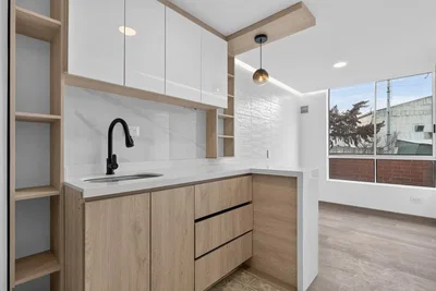Cocina; electrodomésticos, luz natural, estilo moderno, suelo de madera