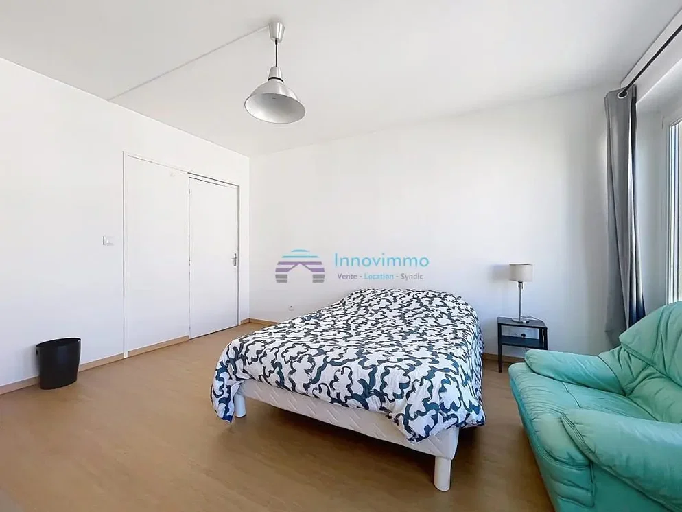 Schlafzimmer; holzboden, tageslicht