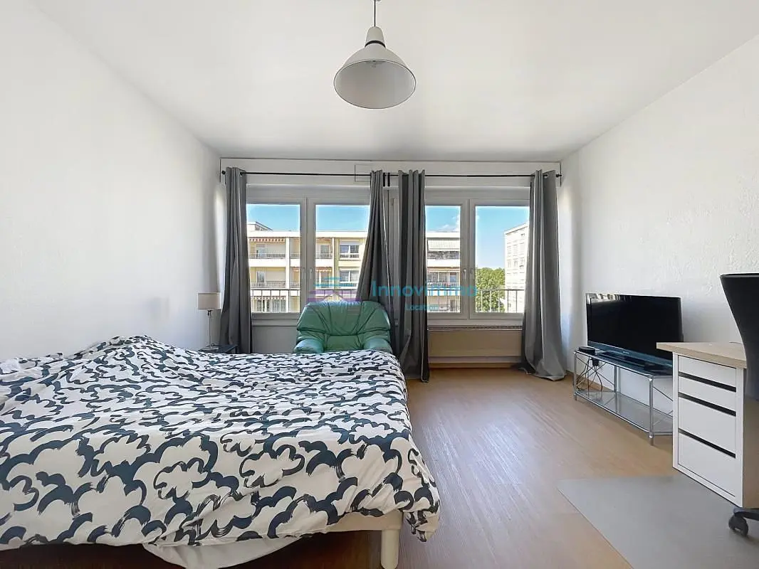 Schlafzimmer; tageslicht, holzboden