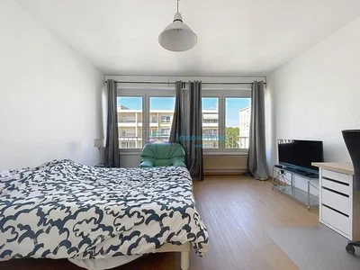 Schlafzimmer; tageslicht, holzboden