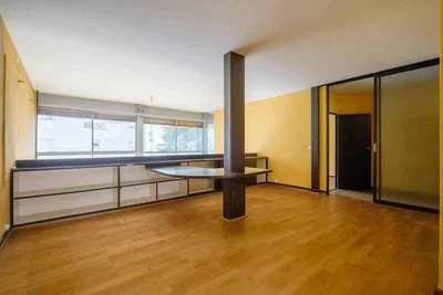 Sala de estar; chão de madeira, luz natural