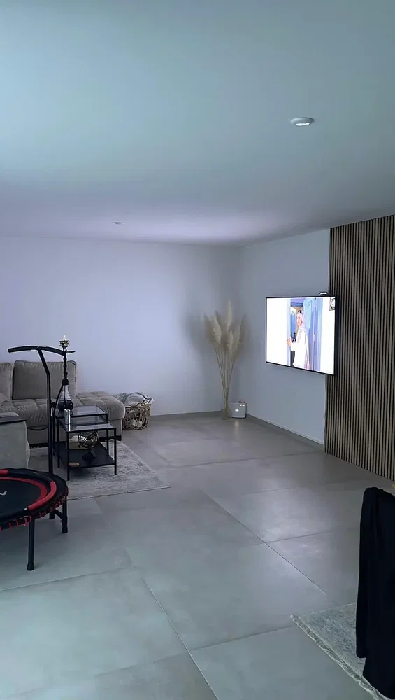 Wohnzimmer; fliesenboden, tageslicht