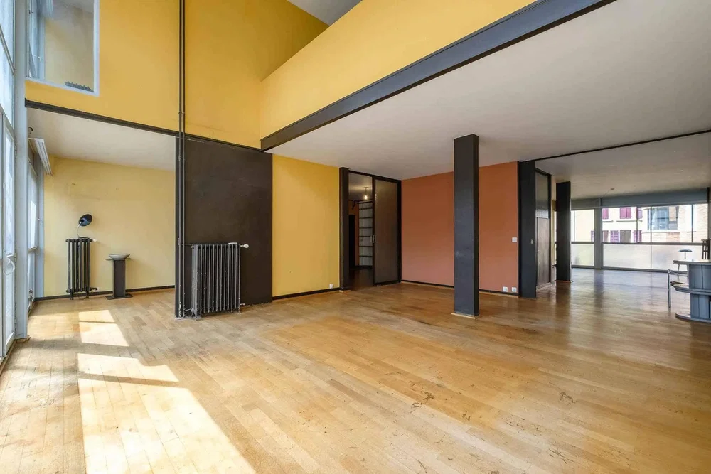 Sala de estar; chão de madeira, luz natural
