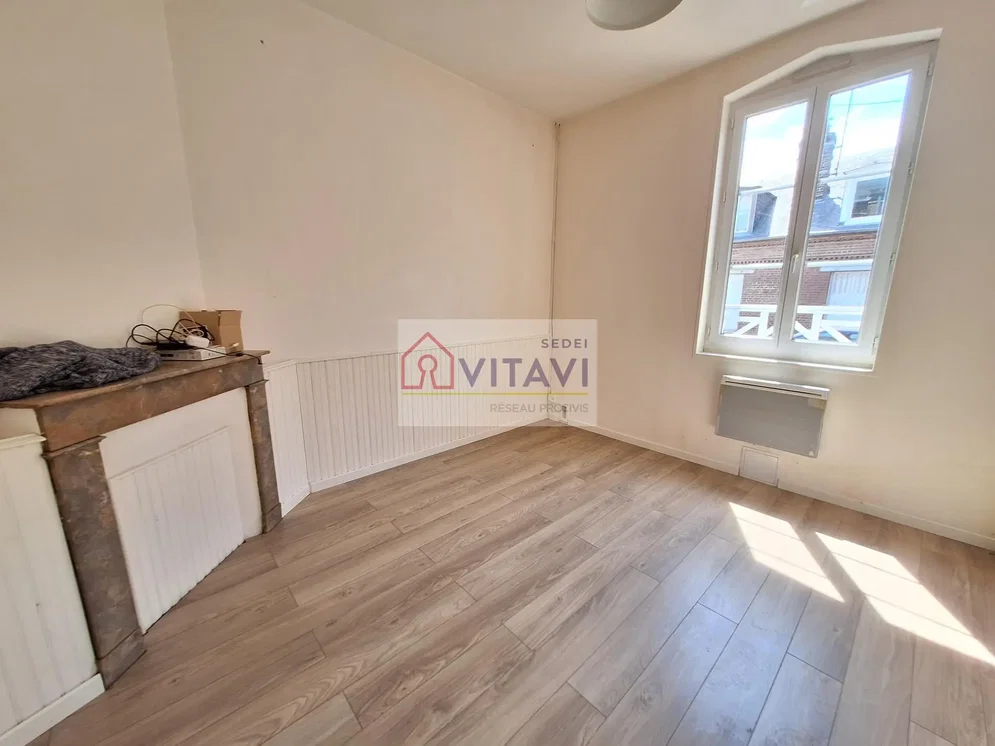 Wohnzimmer; holzboden, tageslicht, renovierungsbedürftig