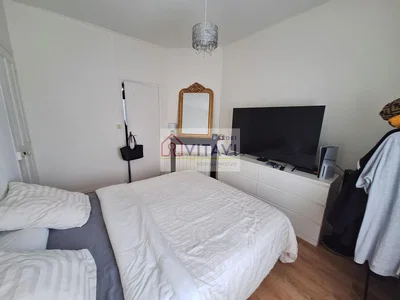 Schlafzimmer; holzboden, tageslicht