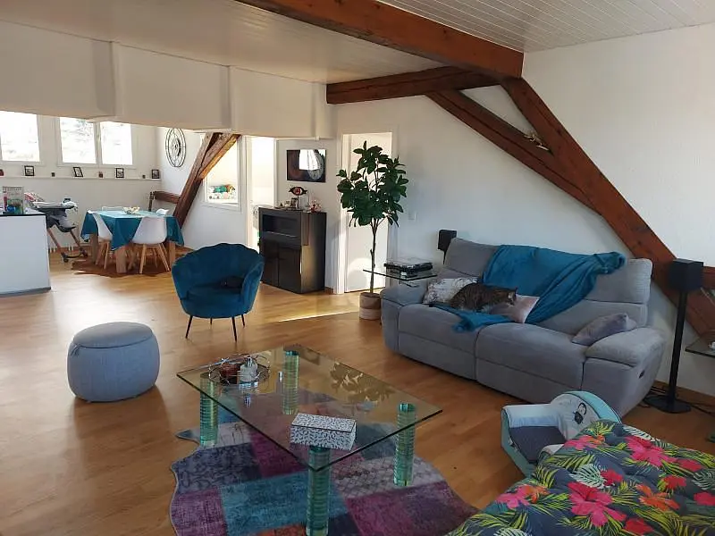 Wohnzimmer; holzboden, tageslicht, moderner stil