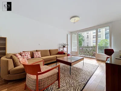 Wohnzimmer; holzboden, tageslicht, moderner stil