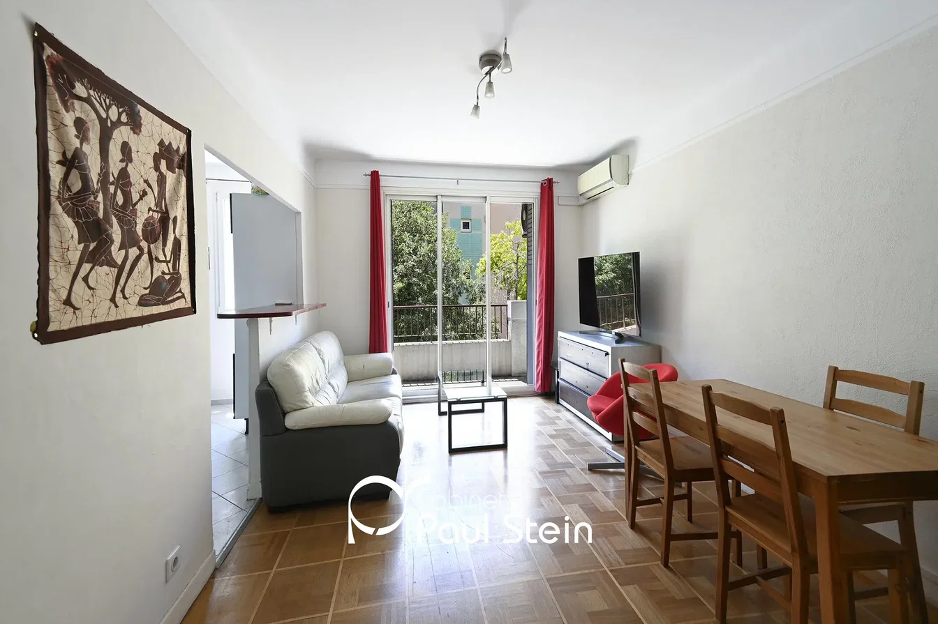Wohnzimmer; fliesenboden, tageslicht, moderner stil